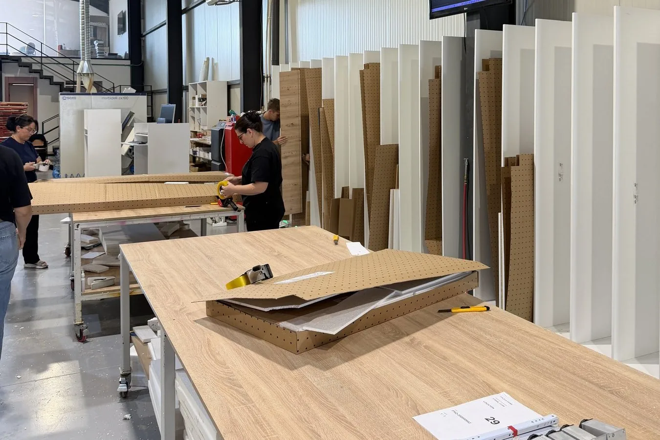 Assembly and packing bench